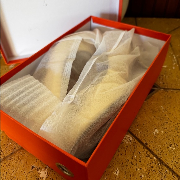 Aachcol Gold Round-Toe Pumps – Size 11.5, New in Box - Picture 4 of 7